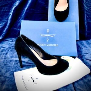 Black Pour La Victoire heels with Dustcover & Box